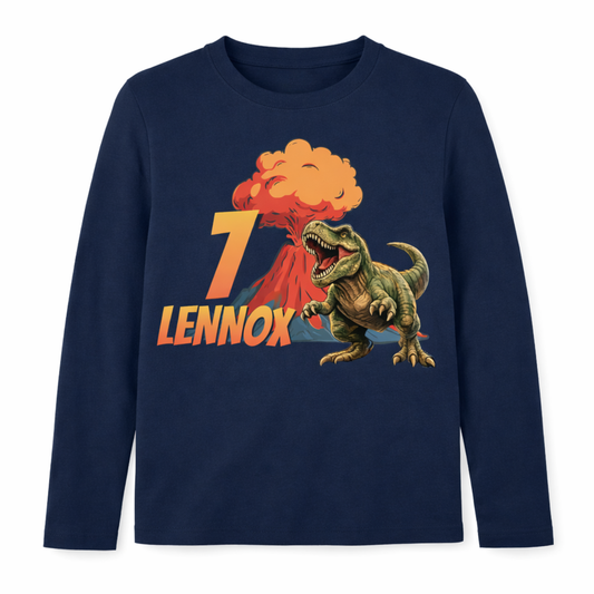 Blaues personalisiertes Kinder Langarmshirt mit Dinosaurier T-Rex und Vulkan Motiv sowie Name Leon und Zahl 6 für Dino Kindergeburtstag.