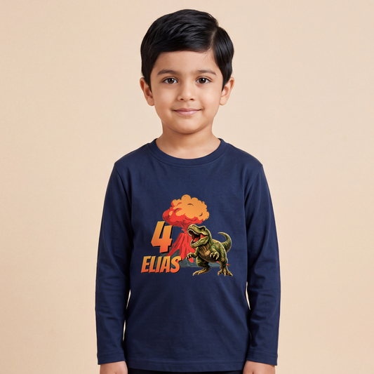 Flach liegendes Produktfoto des Langarmshirts in Marineblau, einem sehr dunklen Blau mit Schieferton: Der Kragen hat ein schmales Rippbündchen, der Ärmel endet glatt, aufgedruckt sind die orangefarbene Zahl 7 und der Name LENNOX.