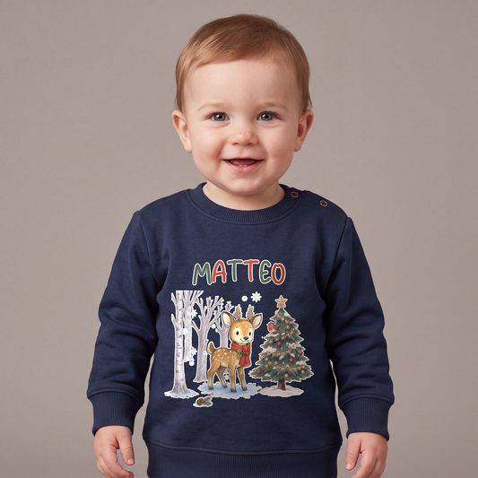 Baby Weihnachtspullover mit Namen – Reh im Winterwald