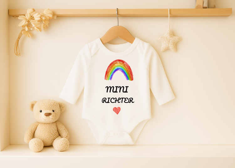 Personalisierter Babybody kurzarm oder langarm mit Regenbogen und Nachname