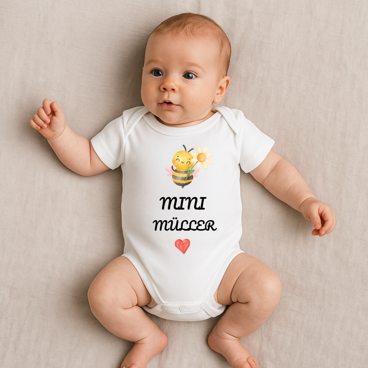 Babybody personalisiert – MINI Nachname + Wunschmotiv