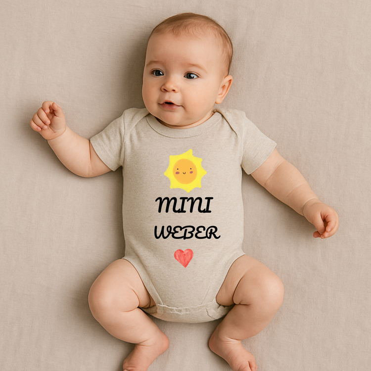 Babybody personalisiert – MINI Nachname + Wunschmotiv