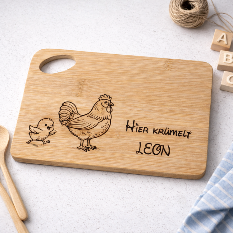 Personalisiertes Frühstücksbrett für Kinder mit Huhn und Küken Gravur sowie Name Leon – nachhaltiges Geschenk zur Einschulung