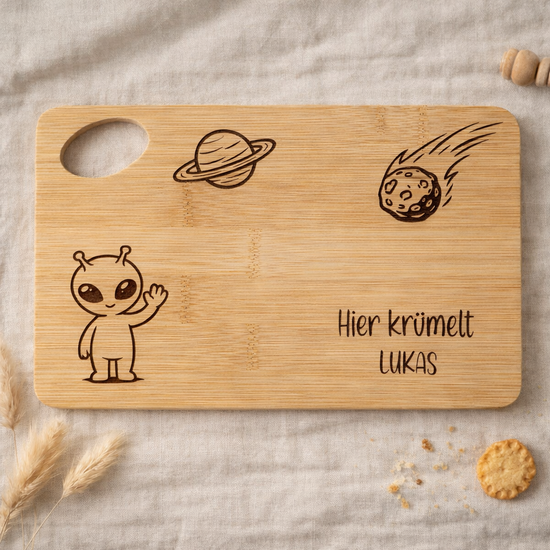 Kinder Brettchen aus Bambus mit Alien, Planet und Meteorit Gravur sowie personalisiertem Namen Lukas – Weltraum Geschenkidee