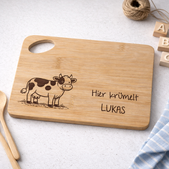 Kinder Brettchen aus Bambus mit Kuh Gravur und personalisiertem Namen Lukas – individuelles Geschenk