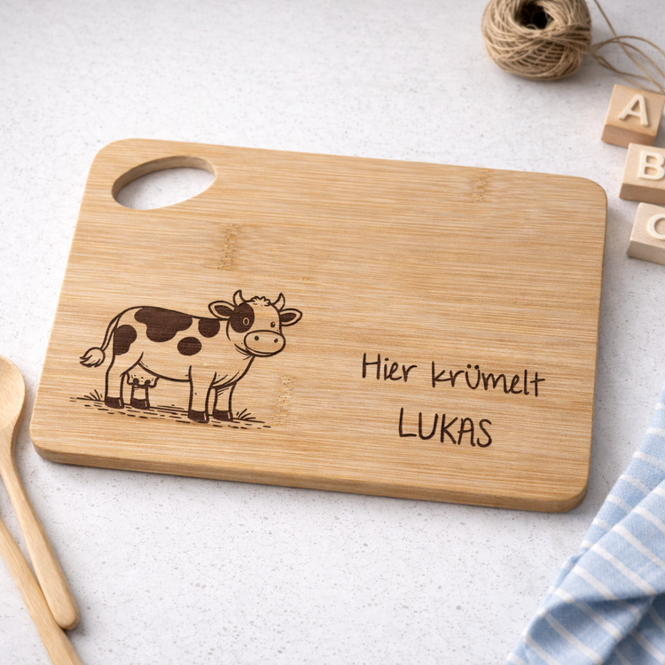 Kinder Brettchen aus Bambus mit Kuh Gravur und personalisiertem Namen Lukas – individuelles Geschenk