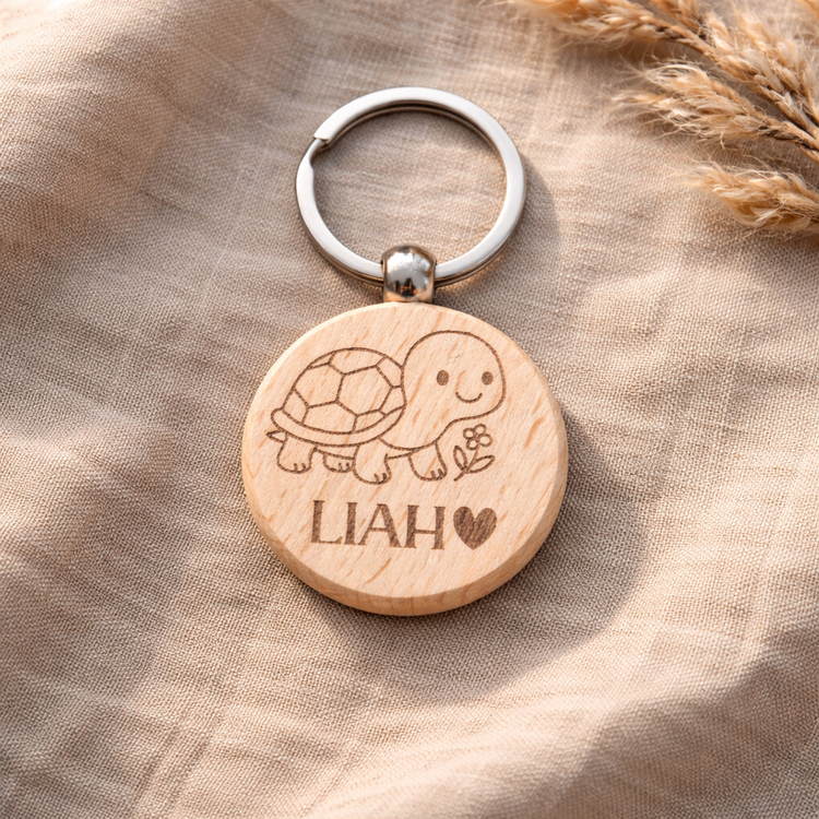 Holz Schlüsselanhänger personalisiert mit Schildkröte und Name LIAH als Geschenk zur Einschulung
