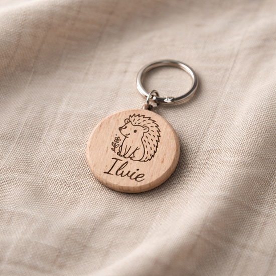 Personalisierter Holz Schlüsselanhänger mit graviertem Igel und Name Ilvie