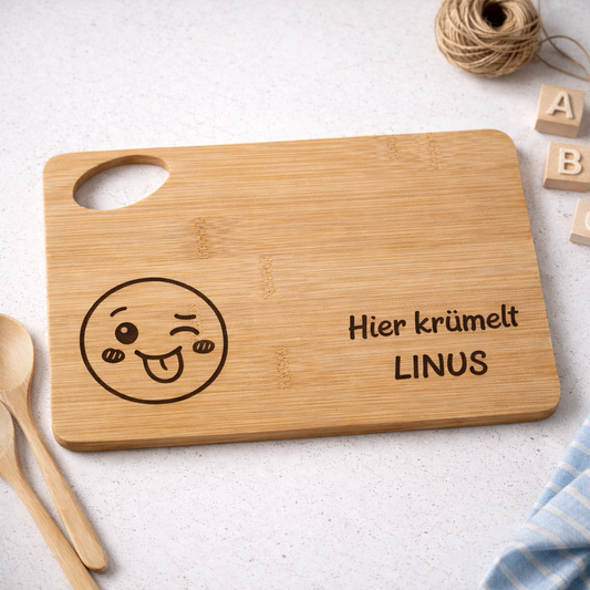 Personalisiertes Bambus Frühstücksbrettchen mit Namen Linus und Emoji