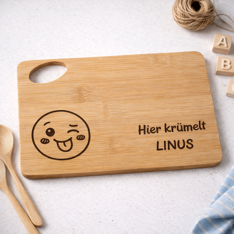 Personalisiertes Bambus Frühstücksbrettchen mit Namen Linus und Emoji