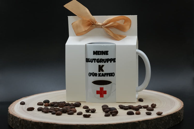 Kaffeetasse „Meine Blutgruppe ist Kaffee“ – Keramikbecher (personalisiert)