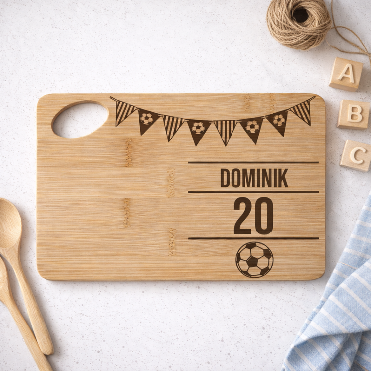 Personalisiertes Holzbrett aus Bambus mit Name Dominik und Fußballschuh Gravur – individuelles Geschenk für Fußballfans