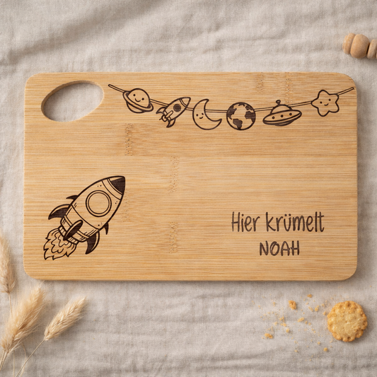 Personalisiertes Bambus Brettchen mit Raketen Gravur und Name Noah – nachhaltiges Weltraum Geschenk für Jungen