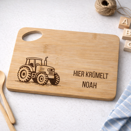 Personalisiertes Bambus Brettchen mit Traktor Gravur und Name Noah – Geschenkidee für kleine Bauernhof Fans