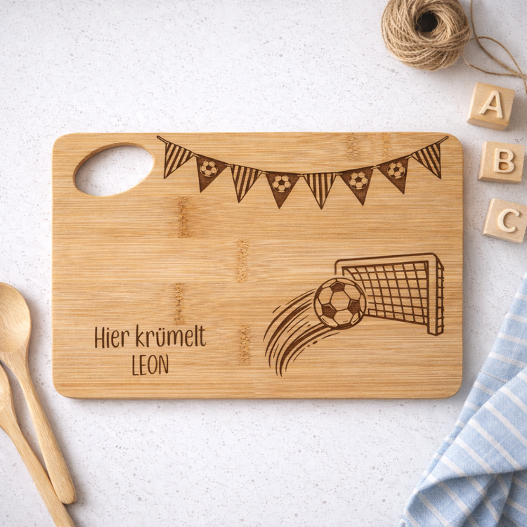 Frühstücksbrett für Kinder mit Name Leon und graviertem Fußballtor Motiv – nachhaltiges Geschenk für Jungen