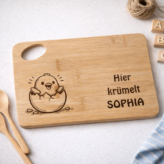 Nachhaltiges Frühstücksbrettchen aus Bambus mit graviertem Küken im Ei und Name Sophia – personalisiertes Kinder Geschenk