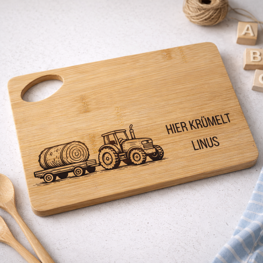 Frühstücksbrett aus Bambus mit Traktor und Heuballen Anhänger Gravur und Name Linus – Bauernhof Geschenkidee