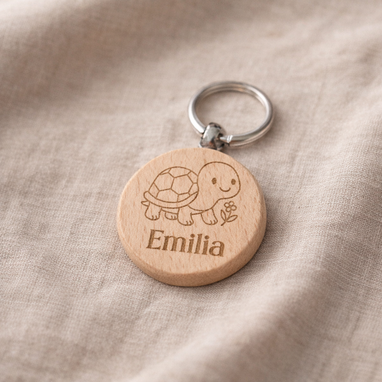 Runder Holz Schlüsselanhänger mit Schildkröten Motiv und Name Emilia