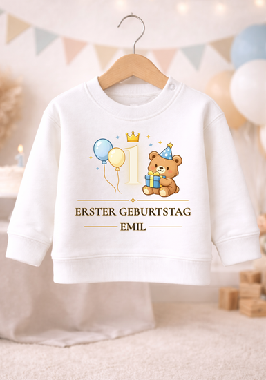 Niedliches Baby Geburtstagsshirt zum ersten Geburtstag mit Bär, Geschenk und Ballons neben der Zahl 1. Darunter steht „Erster Geburtstag“ mit personalisiertem Namen. Ideal als individuelles Geschenk und besonderes Baby Outfit für die erste Geburtstagsfeier.