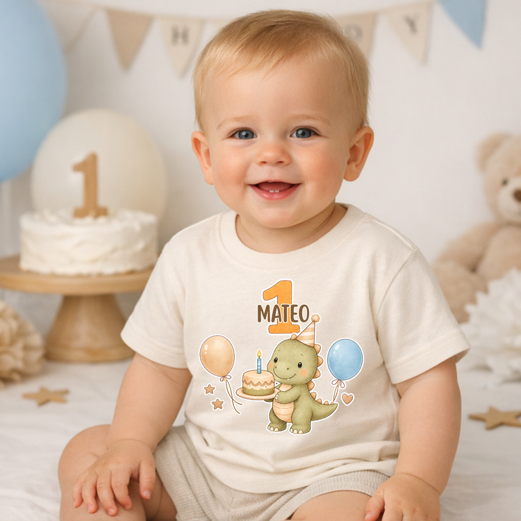 Dunkelblaues Baby T-Shirt mit Dino Motiv und Name Felix, personalisiert für ersten Geburtstag, liebevolles Geschenk mit Ballons und Torte
