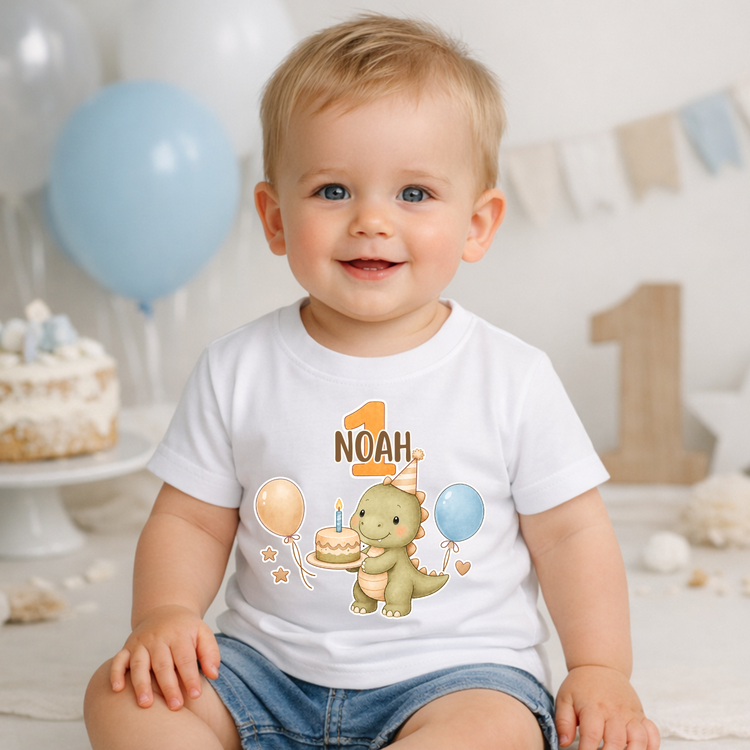 Weißes Babyshirt mit Dino und Name Emil zum ersten Geburtstag, fröhliches Motiv mit Ballons und Kuchen, personalisiertes Geschenk