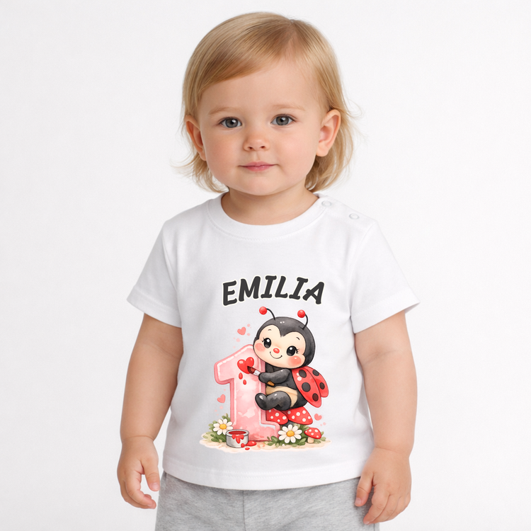 Weißes Baby T-Shirt mit Name Emilia und Marienkäfer Design zum ersten Geburtstag, personalisiertes Geschenk für Mädchen mit süßem Motiv