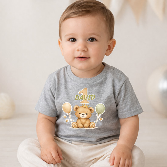 Graues Baby T-Shirt mit Name David und Zahl 1, niedlicher Bär mit Ballons, personalisierte Kleidung für Jungen zum ersten Geburtstag