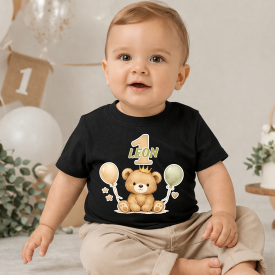 Baby mit schwarzem T-Shirt personalisiert mit Name Leon und Zahl 1, Bär Motiv mit Krone und Ballons, stilvolles Geschenk zum 1. Geburtstag