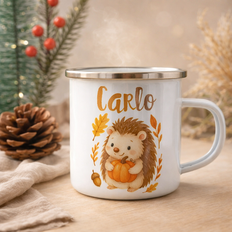 Emaille Tasse personalisiert Carlo mit Igel und Kuerbis, herbstlicher Kinderbecher mit Namen als Geschenkidee fuer Jungen