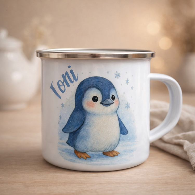 Emaille Tasse personalisiert Toni mit Pinguin im Winterdesign, niedlicher Kinderbecher mit Namen als Weihnachtsgeschenk