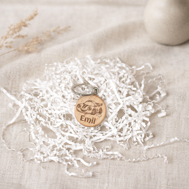 Personalisierter Holz Schlüsselanhänger mit Auto Motiv und Name Emil, Geschenkverpackung mit Papierfüllung, ideale Geschenkidee für Kinder