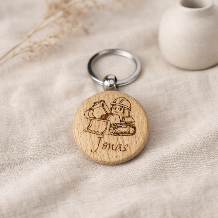 Personalisierter Holz Schlüsselanhänger mit Bagger und Bauarbeiter Gravur, Name Jonas, detailreiche Holzarbeit, Geschenkidee für Jungen