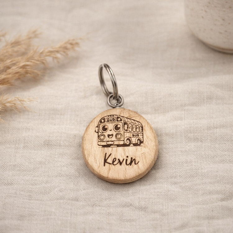 Personalisierter Holz Schlüsselanhänger mit Bus Gravur und Name Kevin, kindgerechtes Fahrzeugmotiv, liebevolles Geschenk aus Holz