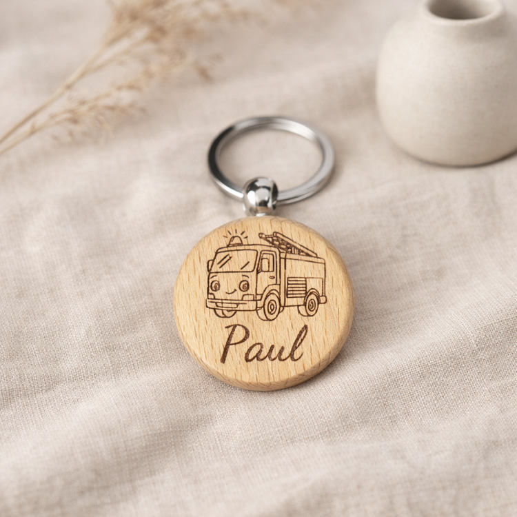 Personalisierter Holz Schlüsselanhänger mit Feuerwehrauto Gravur und Name Paul, dekorative Geschenkansicht, nachhaltiges Kinder Geschenk
