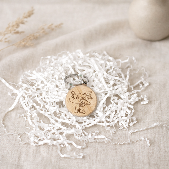 Personalisierter Holz Schlüsselanhänger mit Flugzeug Motiv und Name Lukas, liebevoll arrangierte Geschenkidee für Kinder aus Holz