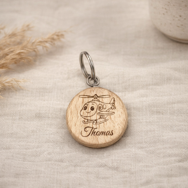 Personalisierter Holz Schlüsselanhänger mit Hubschrauber Gravur und Name Thomas, Detailansicht auf Naturholz, Geschenkidee für Kinder