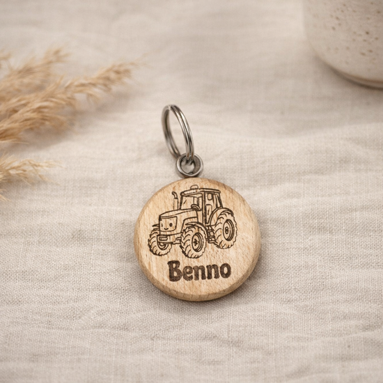 Personalisierter Holz Schlüsselanhänger mit Traktor Motiv und Name Benno, fein graviertes Naturholz, individuelles Geschenk für Jungen