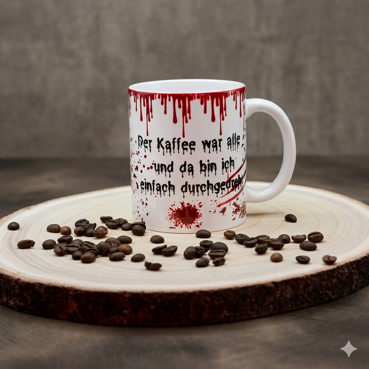 Weiße Horror Kaffeetasse mit Blut Design und lustigem Spruch, dekoriert mit Kaffeebohnen auf Holz, originelles Geschenk für Kaffeeliebhaber