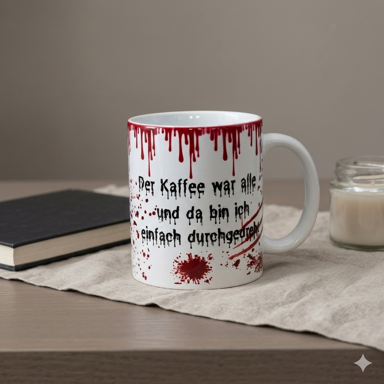 Horror Kaffeetasse mit blutigem Spruch Design, moderne Nahaufnahme auf Tisch mit Deko, ausgefallenes Geschenk für Kaffeeliebhaber mit Humor