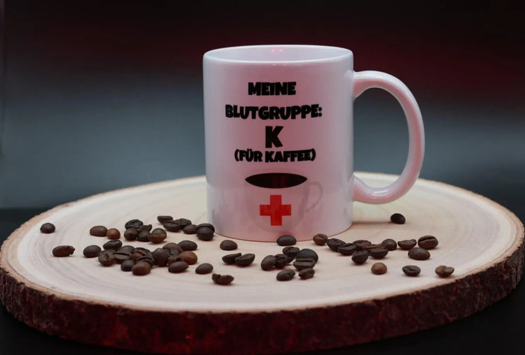 Kaffeetasse „Meine Blutgruppe ist Kaffee“ – Keramikbecher (personalisiert)