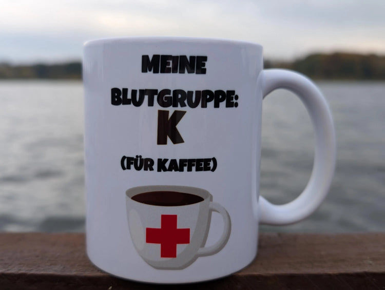 Kaffeetasse „Meine Blutgruppe ist Kaffee“ – Keramikbecher (personalisiert)