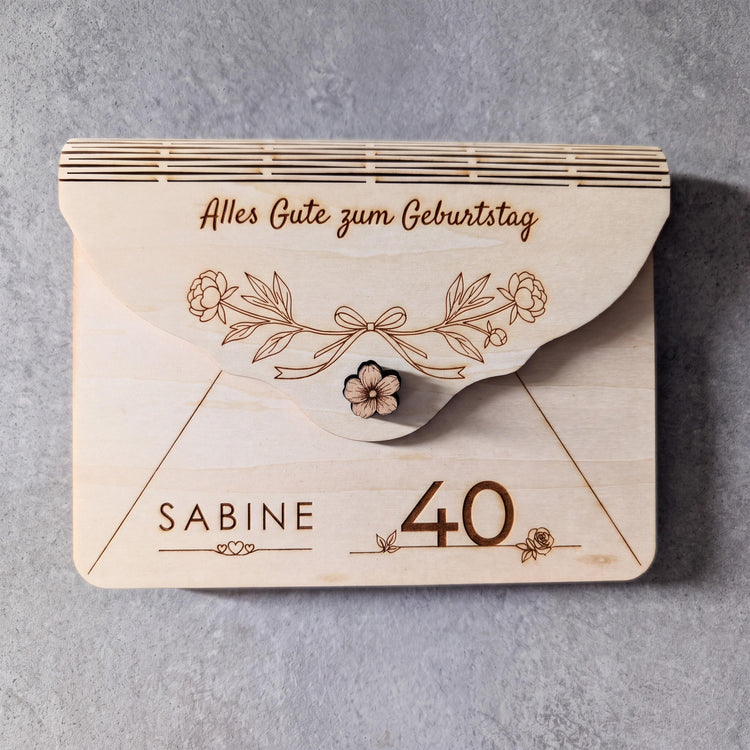 Holz Umschlag graviert mit Motiv Pfingstrosen, üppigen Päonienblüten: Name SABINE und Zahl 40. Oben das biegsame Holzscharnier aus feinen Schlitzen, an der Klappe der Blütenverschluss aus Holz, ganz ohne Magnet.