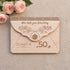 Personalisierter Holzumschlag zum Geburtstag mit Motiv Rosen, einem Bogen aus Gartenrosen mit Schleife. Graviert: Alles Gute zum Geburtstag, Name CLAUDIA über drei Herzen und die Zahl 50. Größe 170 x 120 mm.
