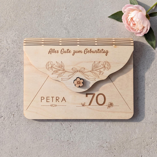 Geburtstagsgeschenk für Frauen zum 70.: Holzumschlag mit Motiv Pfingstrosen, großen Päonienblüten und Blättern. Name PETRA über drei Herzen, Zahl 70 auf feiner Linie mit Blattpaar und Rose – graviert, nicht gedruckt.