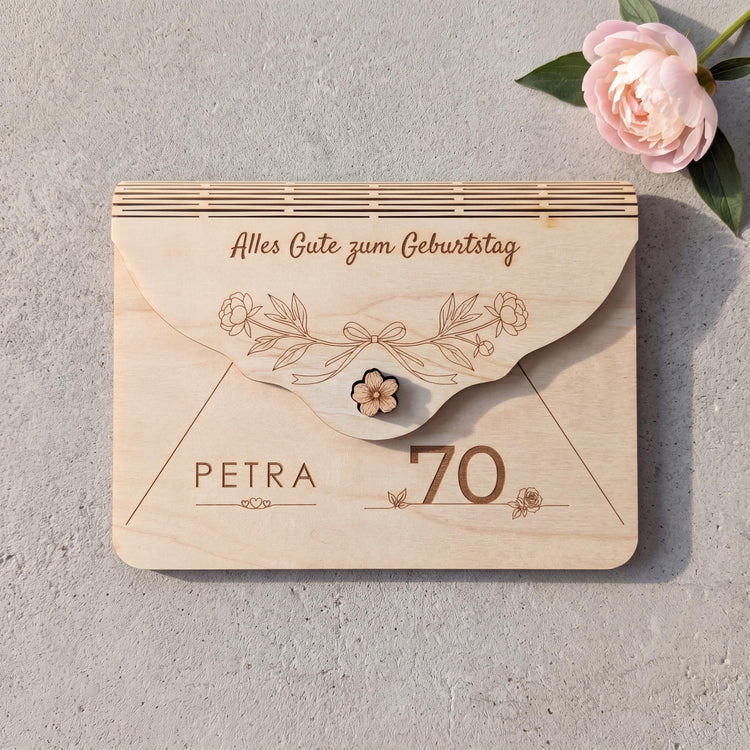 Geburtstagsgeschenk für Frauen zum 70.: Holzumschlag mit Motiv Pfingstrosen, großen Päonienblüten und Blättern. Name PETRA über drei Herzen, Zahl 70 auf feiner Linie mit Blattpaar und Rose – graviert, nicht gedruckt.