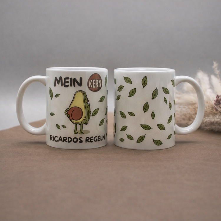 Personalisierte Keramiktasse mit Avocado Motiv und Text Mein Kern, ideale Geschenkidee für Männer und Frauen