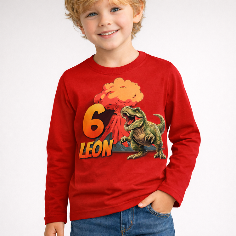 Rotes personalisiertes Kinder Langarmshirt mit Dinosaurier T-Rex und Vulkan Motiv sowie Name Leon und Geburtstagszahl 6 für Kindergeburtstag Outfit.