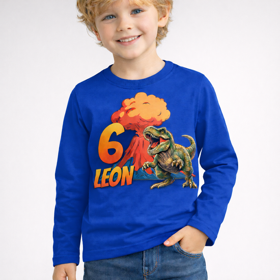 Blaues personalisiertes Kinder Langarmshirt mit Dinosaurier T-Rex und Vulkan Motiv sowie Name Leon und Zahl 6 für Dino Kindergeburtstag.