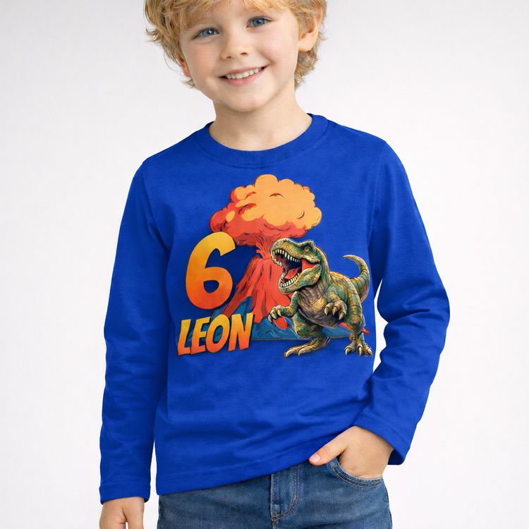 Blaues personalisiertes Kinder Langarmshirt mit Dinosaurier T-Rex und Vulkan Motiv sowie Name Leon und Zahl 6 für Dino Kindergeburtstag.