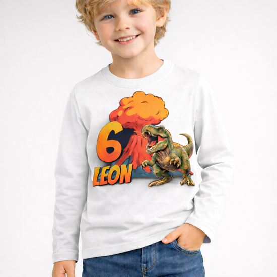 Weißes Kinder Langarmshirt mit Dinosaurier Motiv, personalisiert mit Name Leon und Zahl 6 für Kindergeburtstag Outfit.